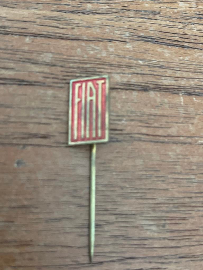 Vintage Fiat Pin Badge, Auto diversen, Autostickers, Ophalen of Verzenden