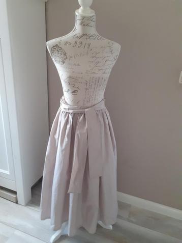 Prachtige exclusieve beige lange rok, maat M. beschikbaar voor biedingen