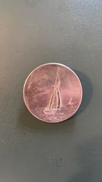 Aparte munt broche met zeilschip, Ophalen of Verzenden, Zilver