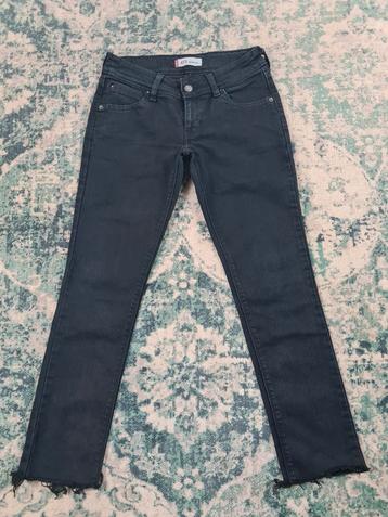 Levi's 472 skinny fit W29 L30 WMN Tulsi2930 Zwart

 beschikbaar voor biedingen