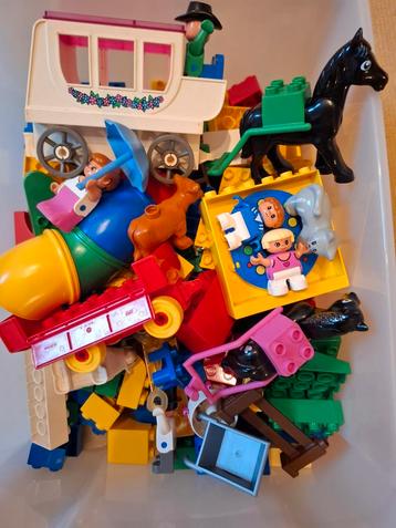 Duplo, paarden, poppetjes, bouwstenen beschikbaar voor biedingen