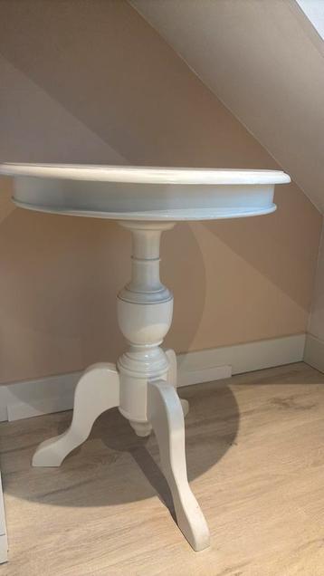 Lichte ronde houten tafel beschikbaar voor biedingen