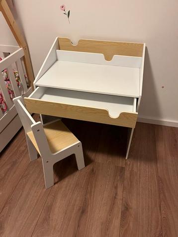 Kleuter bureautje en stoeltje beschikbaar voor biedingen