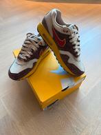 Nike Air Max 1 SWOOSH Low Poly Origins - Nieuw!, Kleding | Heren, Schoenen, Ophalen of Verzenden, Nieuw, Bruin, Sneakers of Gympen