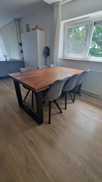 Mangohouten eettafel beschikbaar voor biedingen