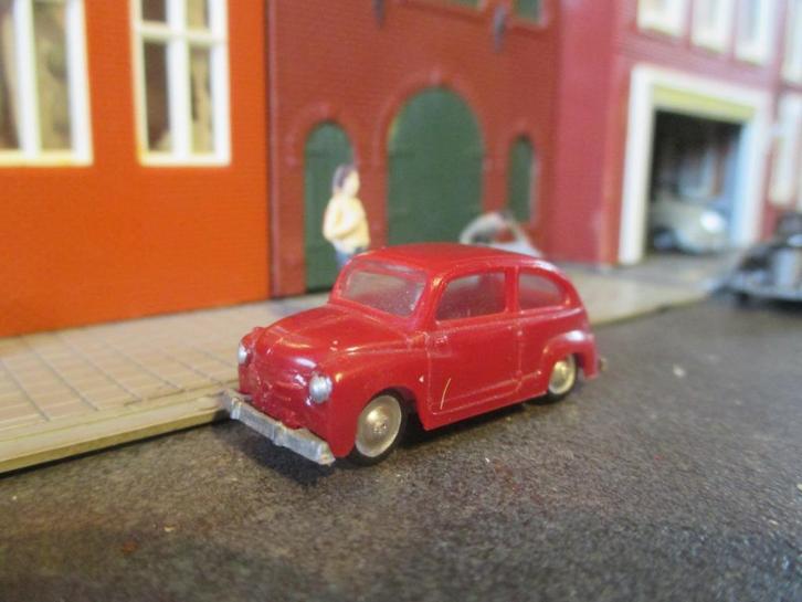 1955 - 1973 SEAT ( FIAT ) 600 - EKO rood, Hobby en Vrije tijd, Modelauto's | 1:87, Zo goed als nieuw, Ophalen of Verzenden