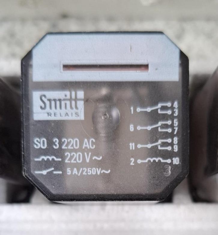 Smitt relais 220 V met 3 kontakten en relais voetje, Hobby en Vrije tijd, Elektronica-componenten, Nieuw, Ophalen of Verzenden
