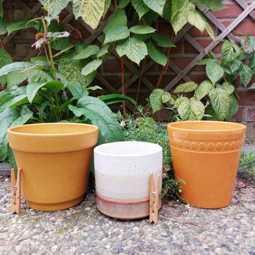 3 bloempotten in okergeel en bruin-tinten beschikbaar voor biedingen
