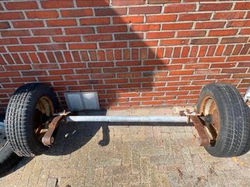 Aanhanger as met 3 banden beschikbaar voor biedingen