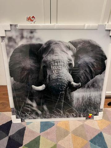 Olifant op glas beschikbaar voor biedingen