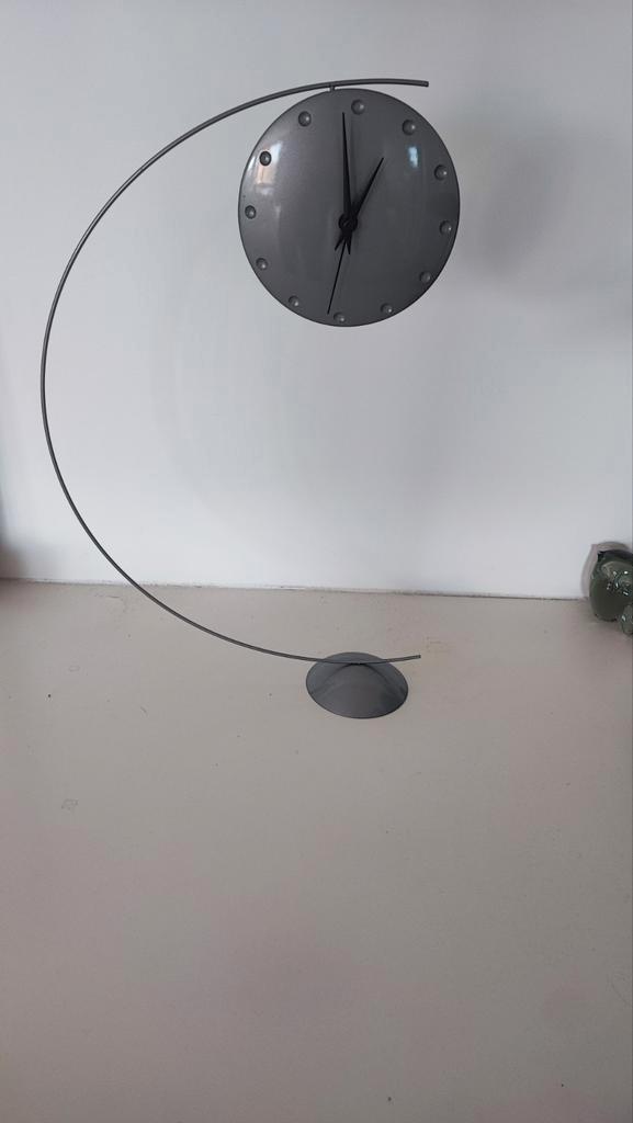 Stijlvolle Klok - Modern Design, Huis en Inrichting, Woonaccessoires | Klokken, Zo goed als nieuw, Wekker of Tafelklok, Analoog