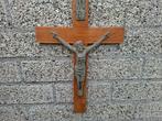 antiek houten kruis   midden eiken met bronze christus, Ophalen