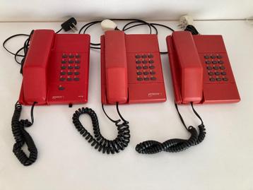 Drie rode telefoontoestellen PTT Twintoon 10N vintage retro beschikbaar voor biedingen