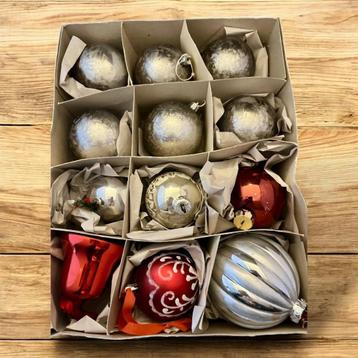 Doos met 12 kerstballen, zilver en rood kleur. beschikbaar voor biedingen