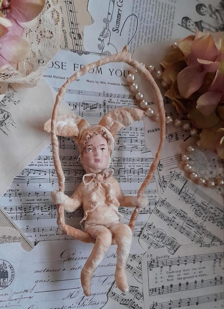 Uniek brocante wattenpopjes konijn op schommel feathertree, Antiek en Kunst, Curiosa en Brocante, Ophalen of Verzenden