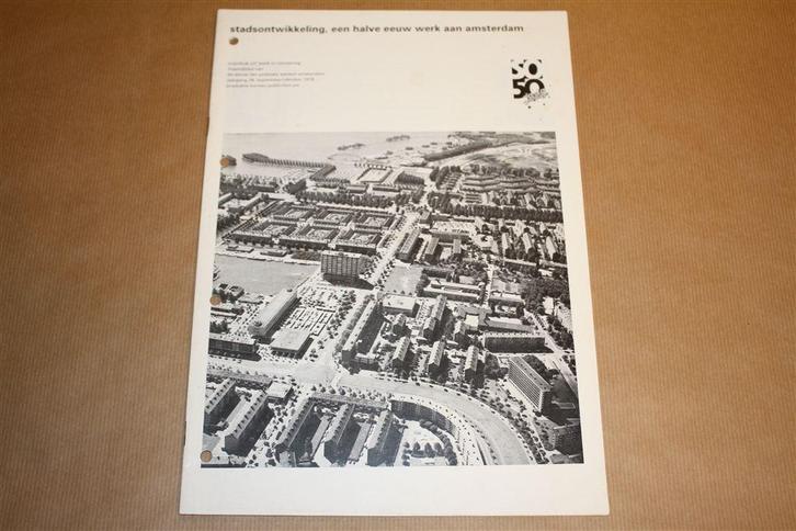 Stadsontwikkeling - Een halve eeuw - Amsterdam - 1978, Boeken, Geschiedenis | Stad en Regio, Gelezen, Ophalen of Verzenden