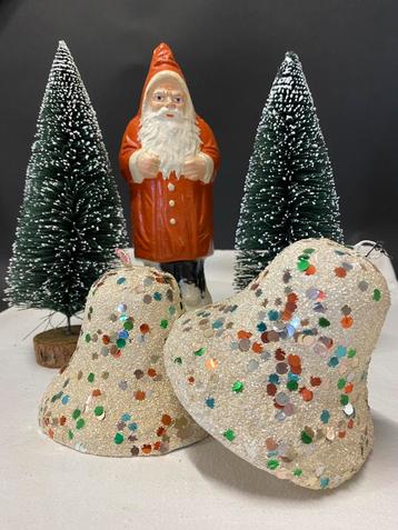 Twee grote Kerstklokken Japan papier mache beschikbaar voor biedingen