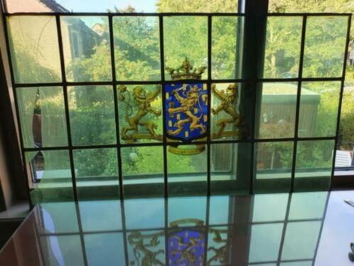 Paneel van Wapen van Amsterdam uit grachtenpand (2.2), Antiek en Kunst, Antiek | Glas en Kristal, Ophalen
