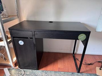 Strak bureau met kabeldoorvoer