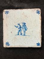 Antieke Delfts blauwe wandtegel twee figuren, Ophalen of Verzenden