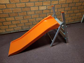 Leuke en stevige oranje glijbaan, glijbaantje beschikbaar voor biedingen