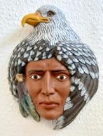 Vintage Indianen hoofd met arend om op te hangen., Verzamelen, Beelden en Beeldjes, Ophalen of Verzenden, Zo goed als nieuw, Mens