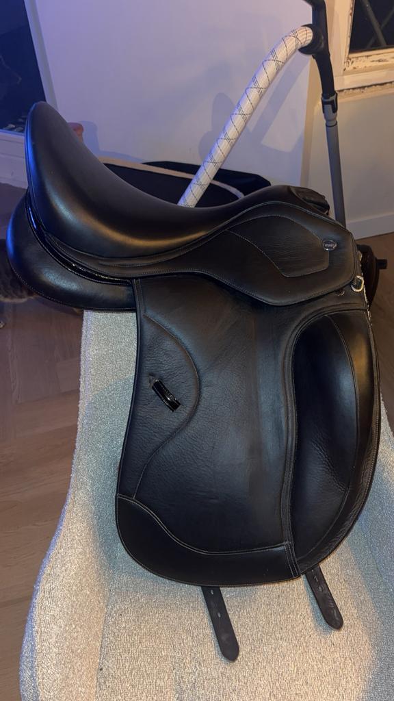 Ikonic Hybrid mono dressuur 18” zwart met lak accenten, Dieren en Toebehoren, Paarden en Pony's | Zadels, Zo goed als nieuw, Dressuur