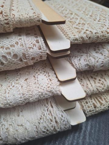 Prachtige vintage brocante kanten, 8 haspels beschikbaar voor biedingen