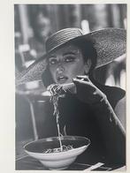NIEUW zwart wit canvasdoek 120x80 cm vrouw die spaghetti eet, Ophalen, Nieuw, Schilderij, 75 tot 100 cm
