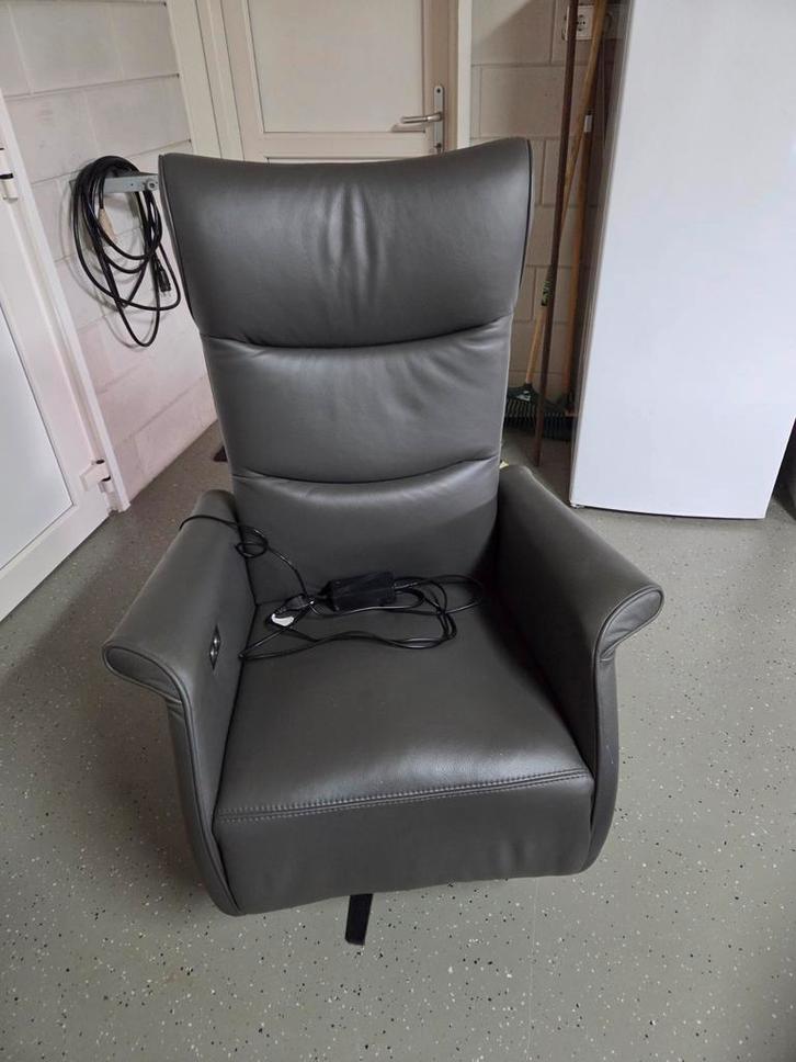 Moderne leren sta-op stoel in perfecte staat, Huis en Inrichting, Fauteuils, Ophalen of Verzenden