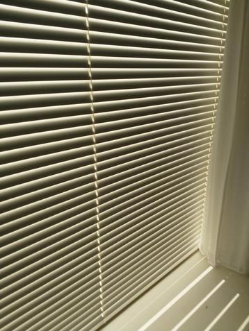 Crème kleurige luxaflex breed 1,70 en hoog 1,65 beschikbaar voor biedingen