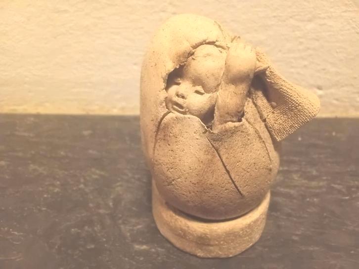 Beeldje Baby in Ei  8 cm Hoog, Antiek en Kunst, Kunst | Beelden en Houtsnijwerken, Ophalen of Verzenden