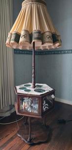 Eiken Antieke Glazen museum kast met Staande lamp, Ophalen, Gebruikt