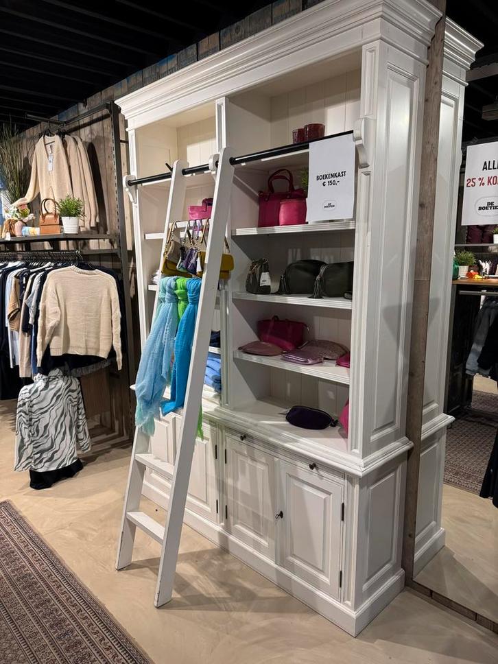 Witte Boekenkast met Ladder - Eyecatcher!, Huis en Inrichting, Kasten | Boekenkasten, Zo goed als nieuw, 150 tot 200 cm, 200 cm of meer