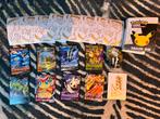 Pokemon kaarten 2 vmax  6v en hoesjes boekje en poppetje, Ophalen of Verzenden, Zo goed als nieuw