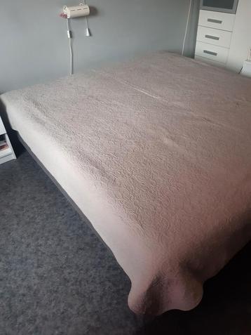 Mooie licht grijze bedsprei beschikbaar voor biedingen