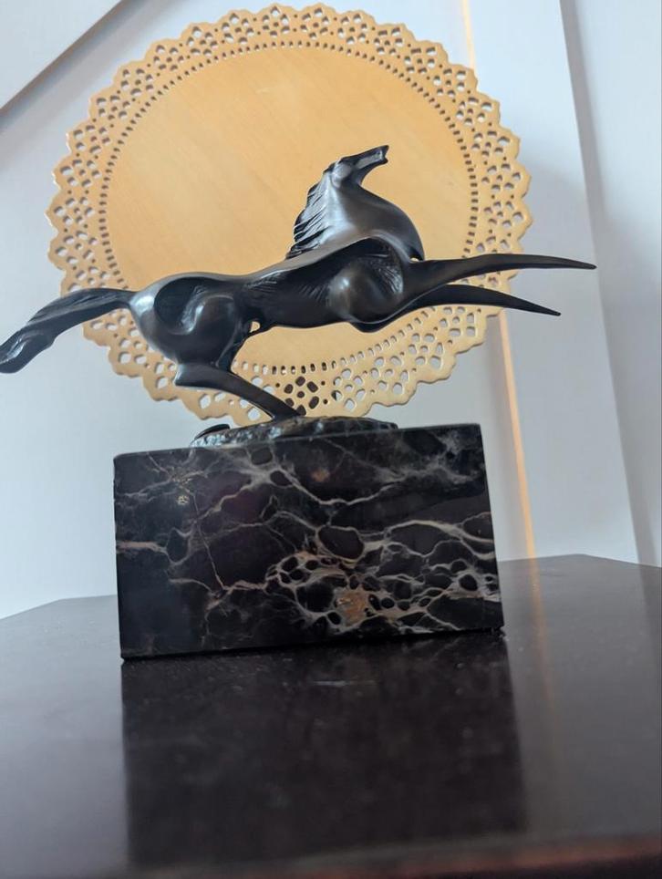 Bronzen paard sculptuur op marmeren voet naar Milo, Antiek en Kunst, Kunst | Beelden en Houtsnijwerken, Ophalen of Verzenden