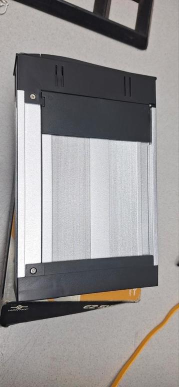 Vantec EZ-swap harddisk bracket ( nieuw) + 2 x sata swap bay beschikbaar voor biedingen