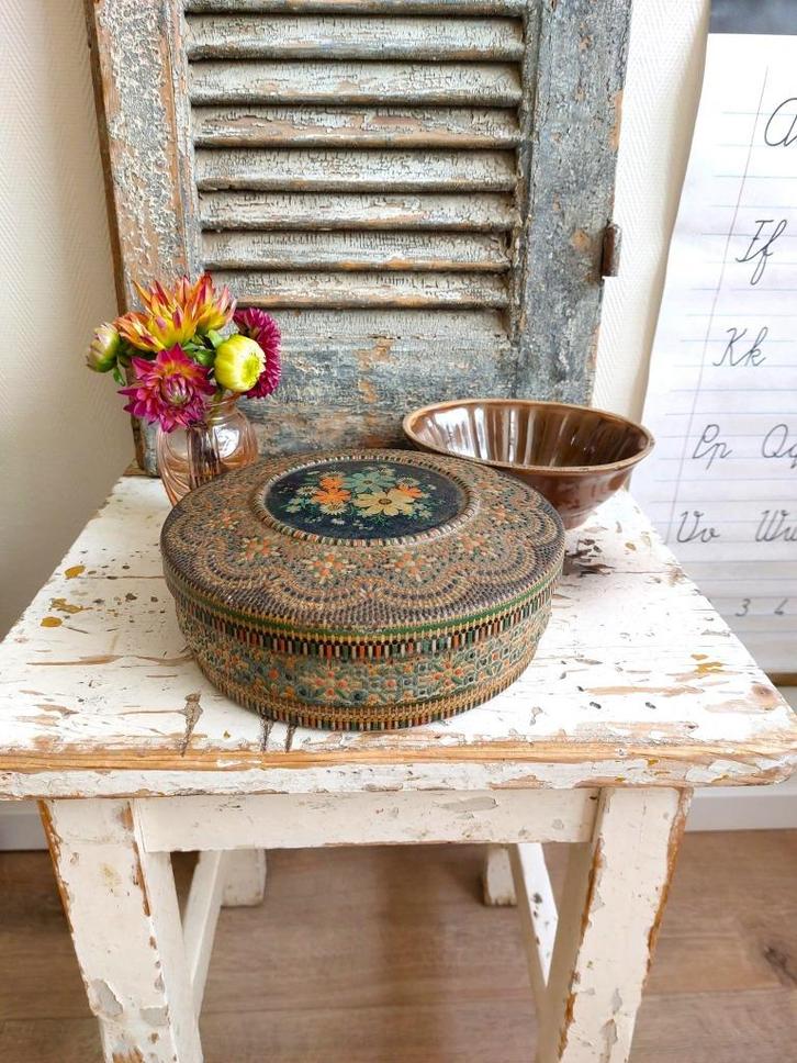 Oude ronde trommel met bloemen en "mozaïek", Antiek en Kunst, Antiek | Woonaccessoires, Ophalen of Verzenden