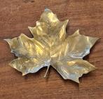 Messing / koper Maple leaf "We do remember 1945 - 1985" jubi, Verzamelen, Nederland, Ophalen of Verzenden
