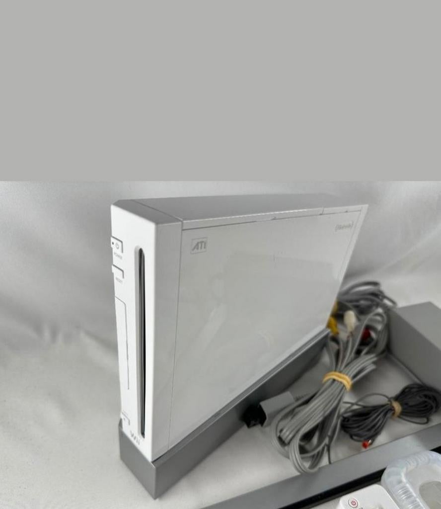 Omgebouwde wii met 2 controllers + usb stick vol met spellen, Spelcomputers en Games, Ophalen of Verzenden, Zo goed als nieuw