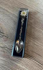 Zermatt (koffie) lepeltje met witte bloem, Ophalen of Verzenden, Nieuw, Metaal, Bestek