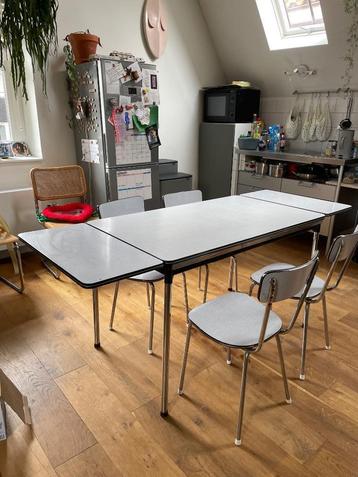 Vintage tafel + 4 stoelen  beschikbaar voor biedingen