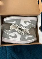 Jordan 1 wolf grey 39, Overige kleuren, Ophalen of Verzenden, Sneakers of Gympen, Gedragen