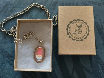 Ketting met afbeelding van kabouter beschikbaar voor biedingen