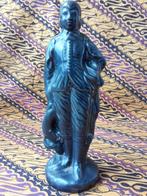 Mooi oud beeldje uit Engeland van een edelman 22,2 cm.