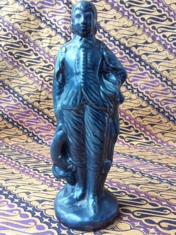 Mooi oud beeldje uit Engeland van een edelman 22,2 cm. beschikbaar voor biedingen