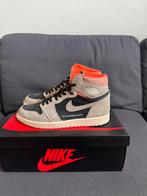 Air Jordan 1 High OG “Neutral Grey/Hyper Crimson” – Maat 44, Ophalen of Verzenden, Gedragen, Overige kleuren