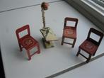 Oude poppenkast meubeltjes: 3 stoeltjes + bijzettafel, Gebruikt, Ophalen of Verzenden, Poppenkast meubeltjes