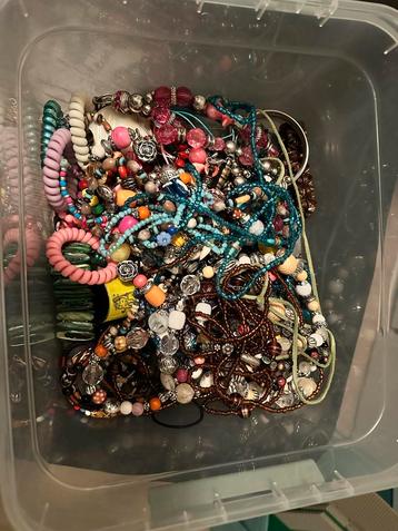 Kettingen, armbanden, kralen - DIY beschikbaar voor biedingen